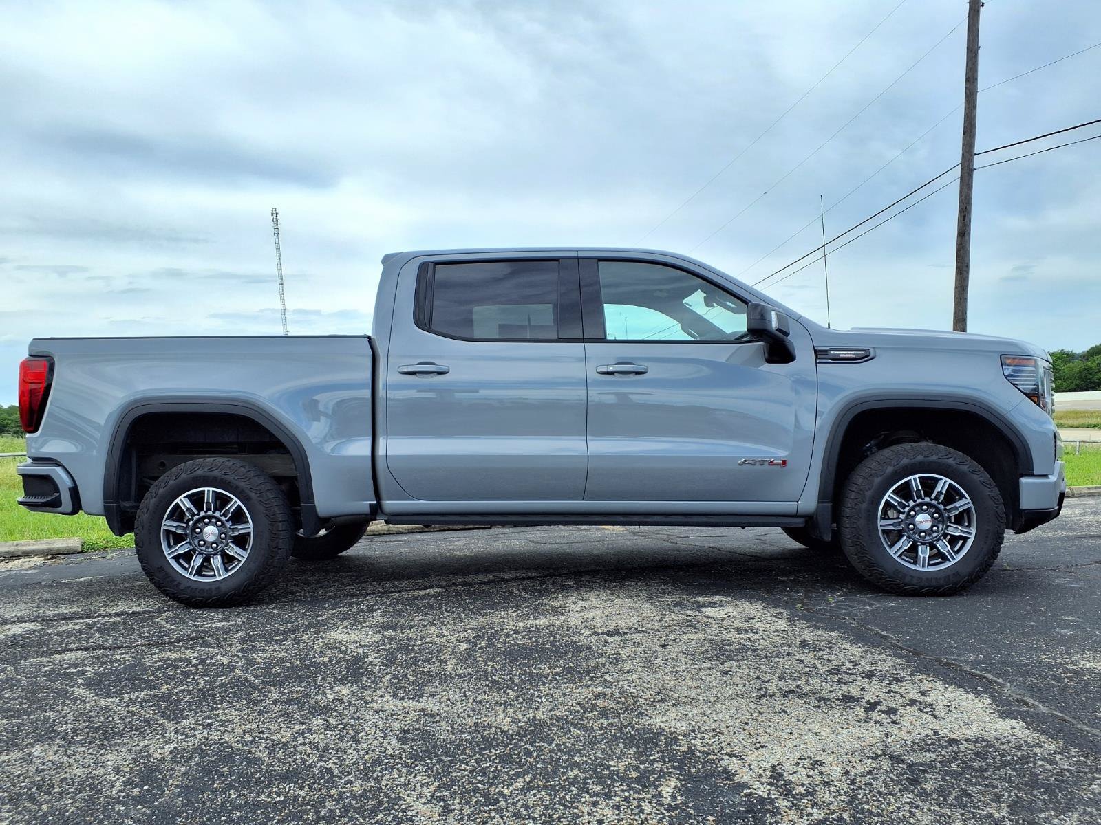 Used 2024 GMC Sierra 1500 AT4 w/ Technology Package AWD/4WD image 4