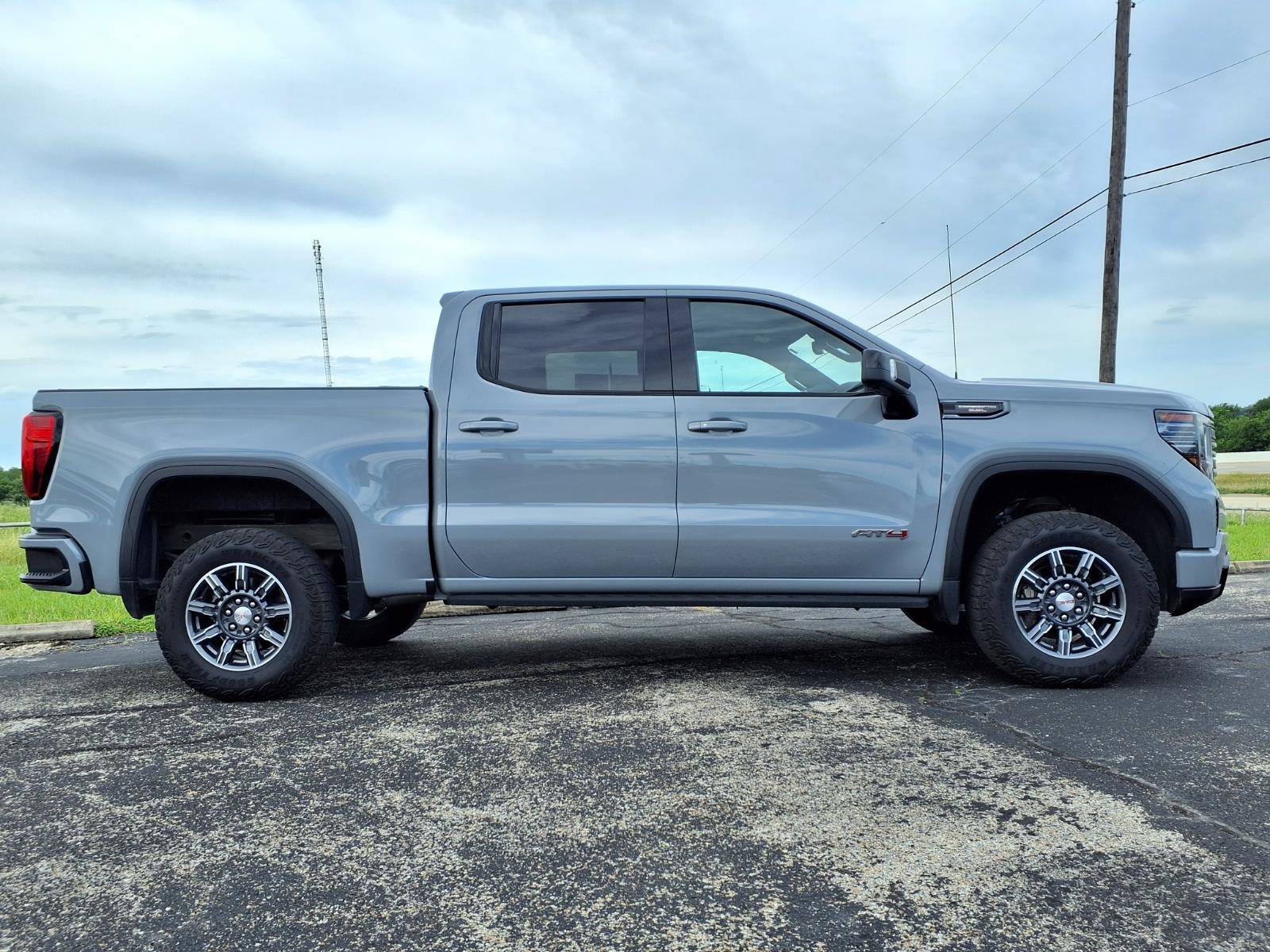 Used 2024 GMC Sierra 1500 AT4 w/ Technology Package AWD/4WD image 4