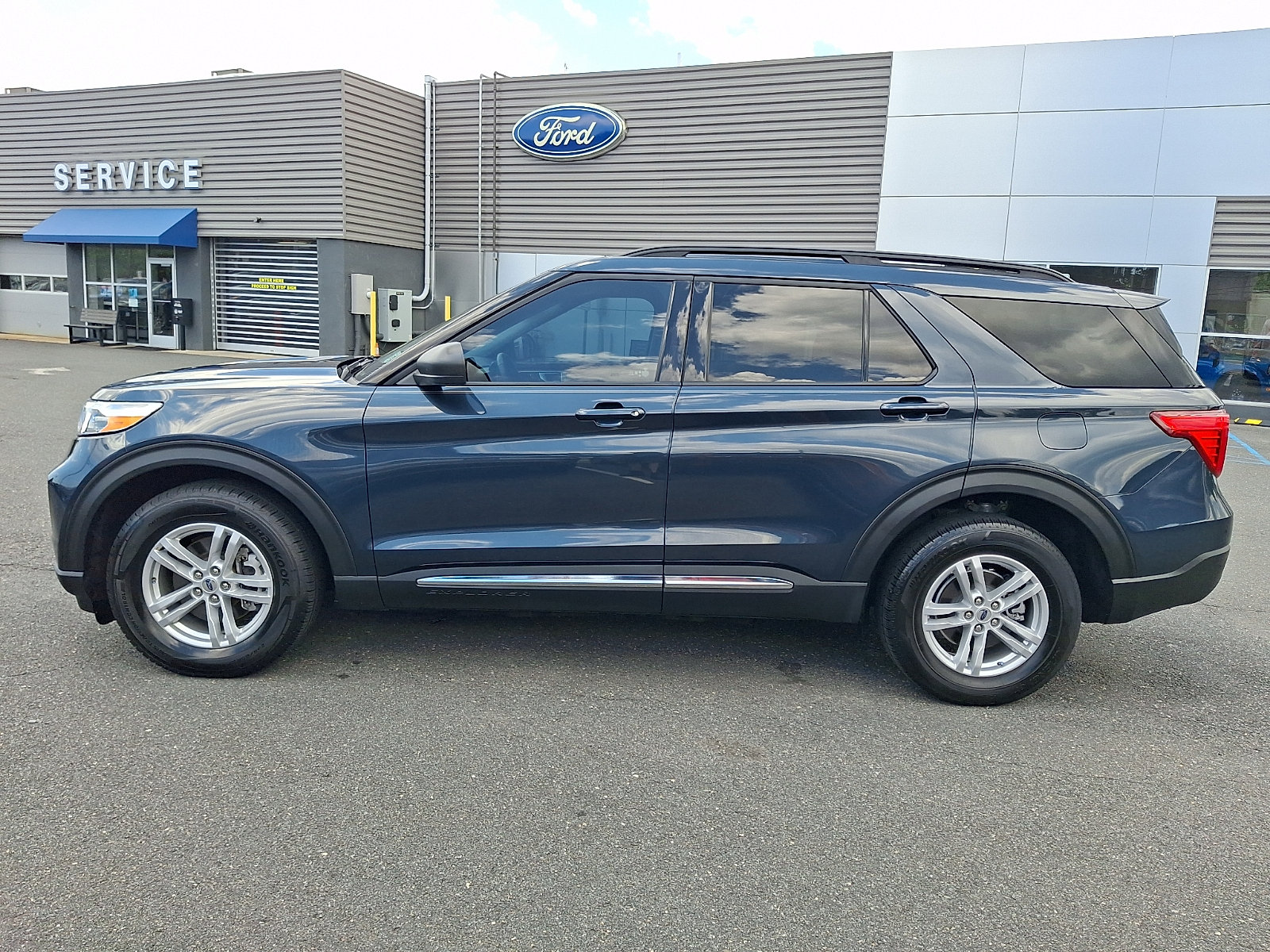 Certified 2024 Ford Explorer XLT w/ Equipment Group 202A AWD/4WD image 6