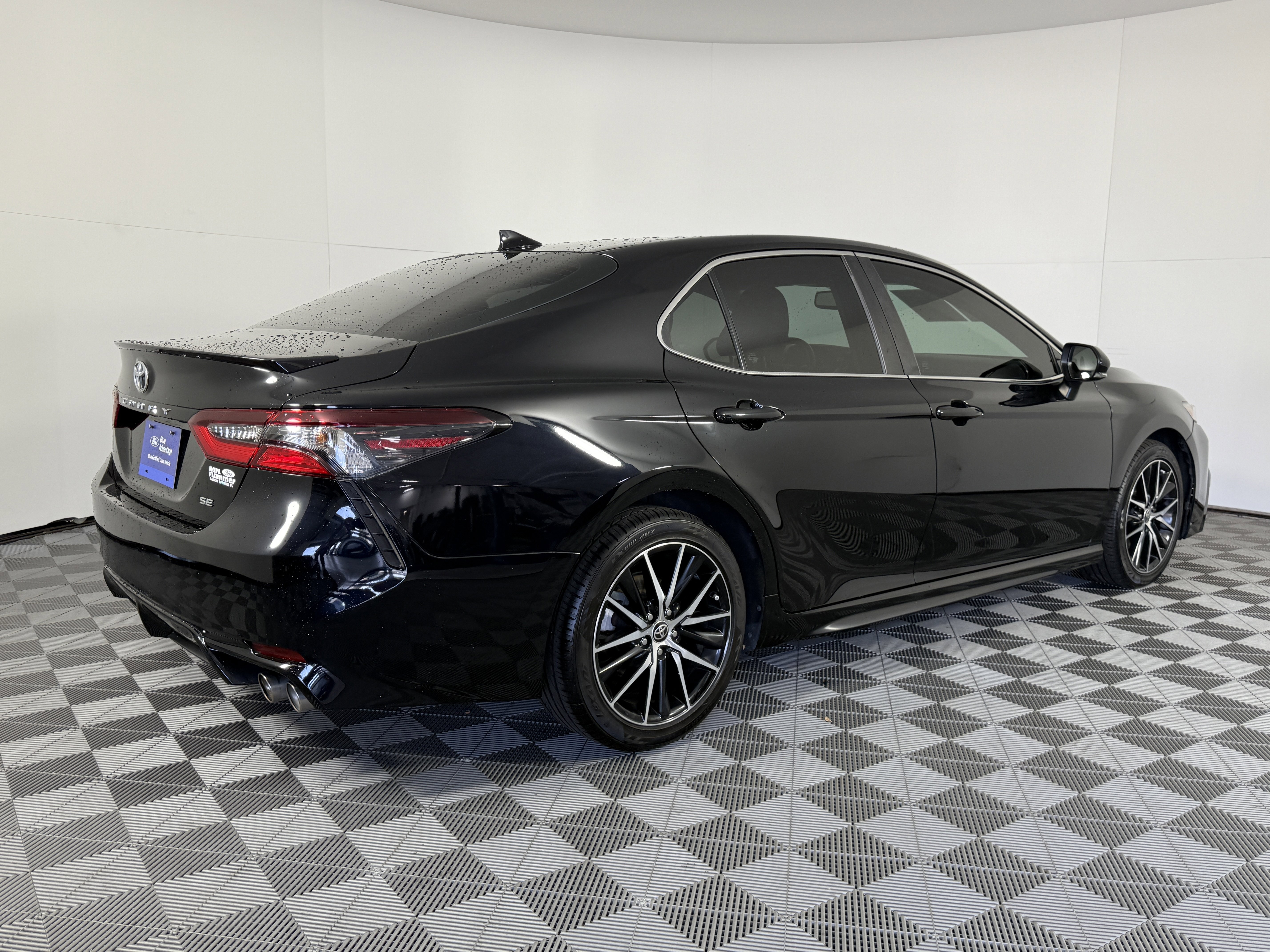 Used 2021 Toyota Camry SE w/ Convenience Package image 3