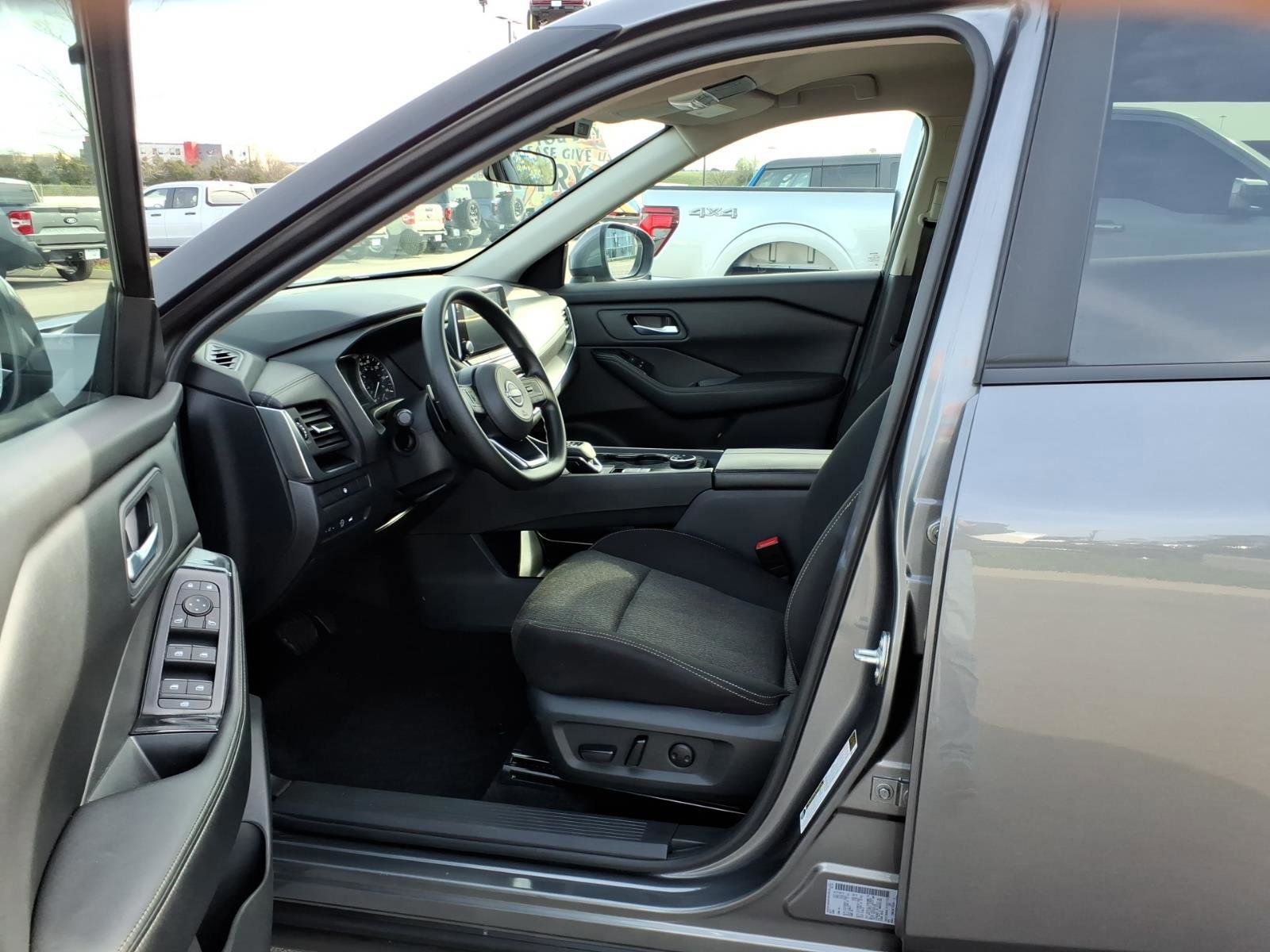 Used 2024 Nissan Rogue SV image 11