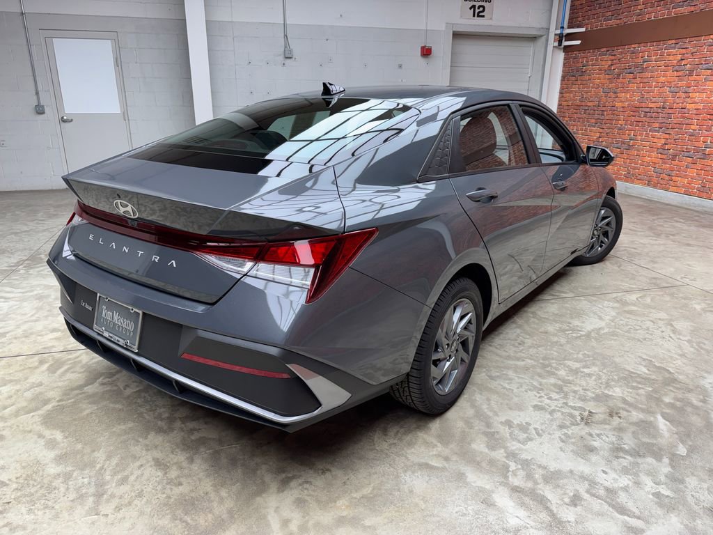Used 2024 Hyundai Elantra SEL FWD image 4