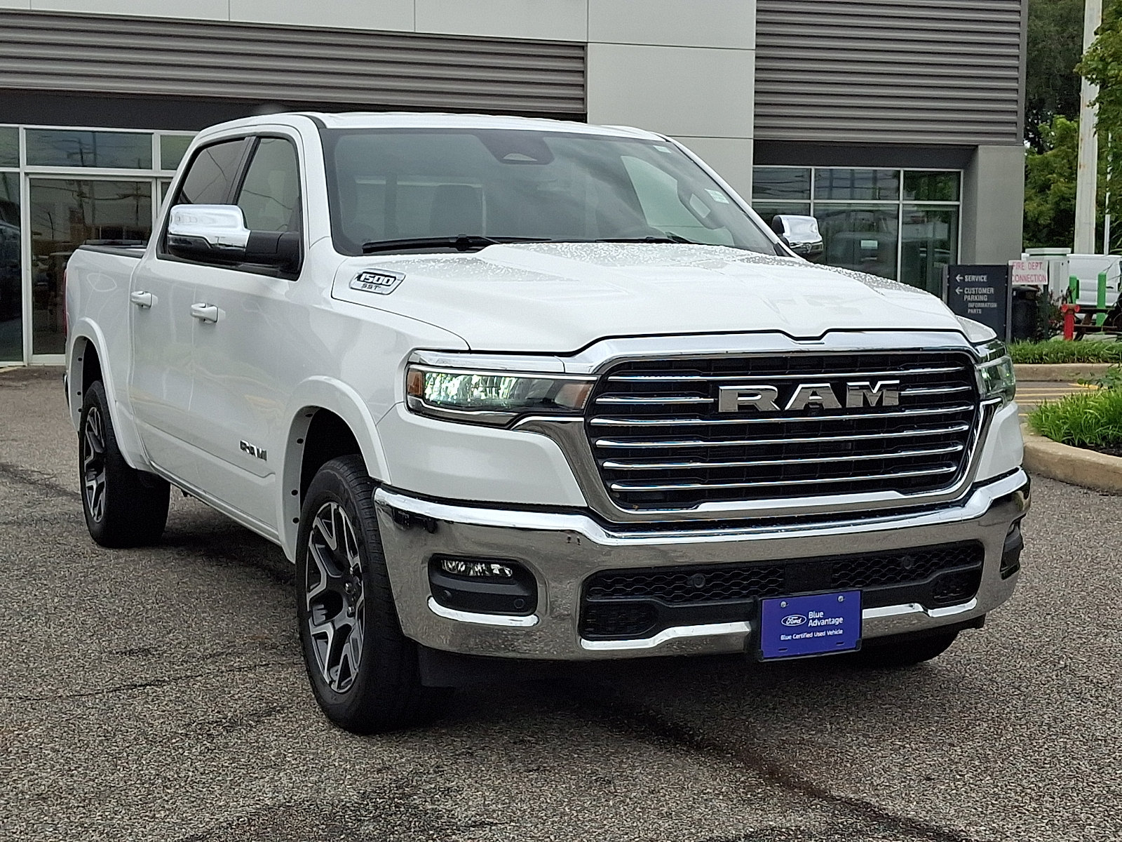 Used 2025 RAM 1500 Laramie AWD/4WD image 2