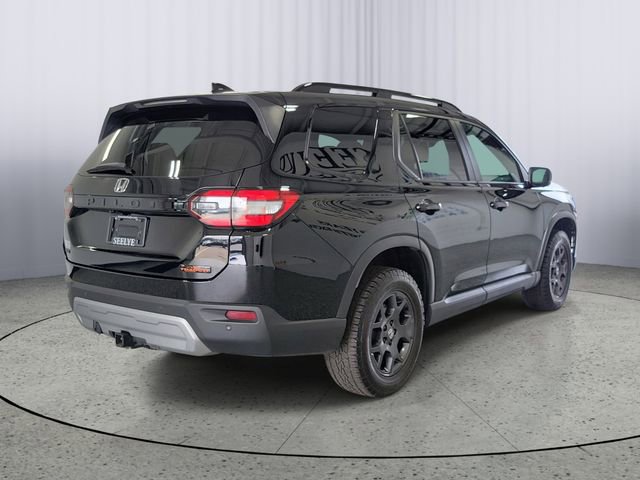 Used 2025 Honda Pilot TrailSport image 2