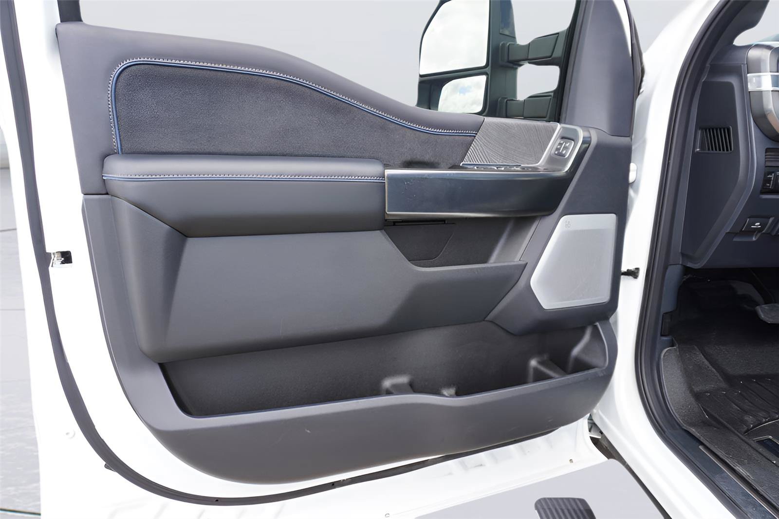Certified 2025 Ford F250 Platinum AWD/4WD image 8