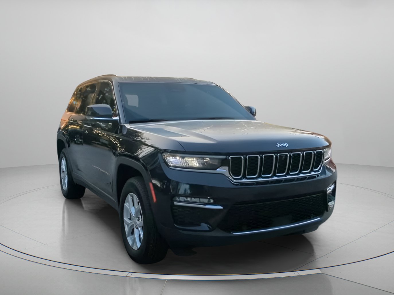 Used 2023 Jeep Grand Cherokee Limited w/ Luxury Tech Group II AWD/4WD image 4