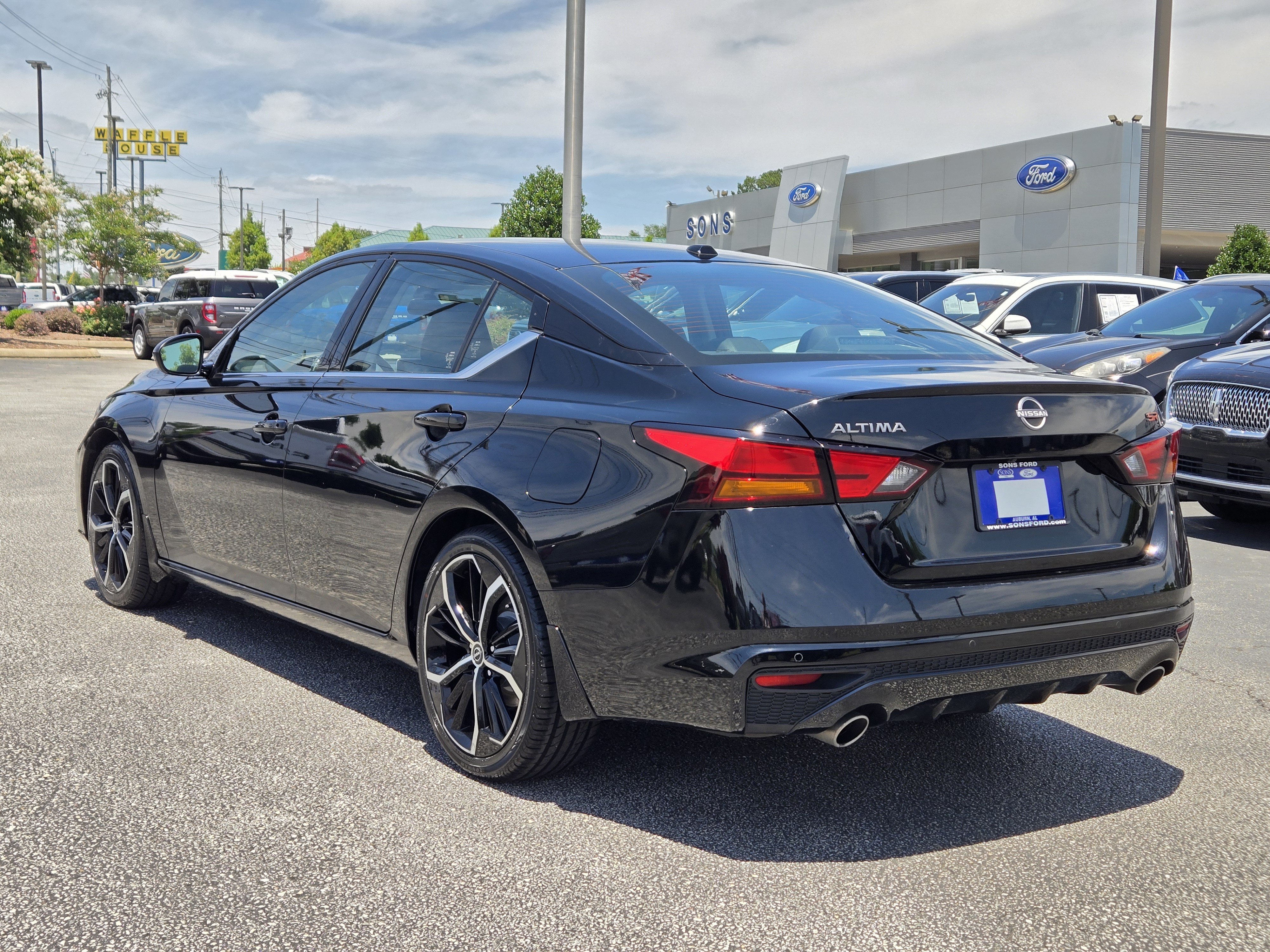 Used 2024 Nissan Altima 2.5 SR FWD image 11