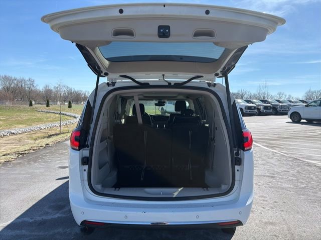 Used 2023 Chrysler Pacifica Limited image 11