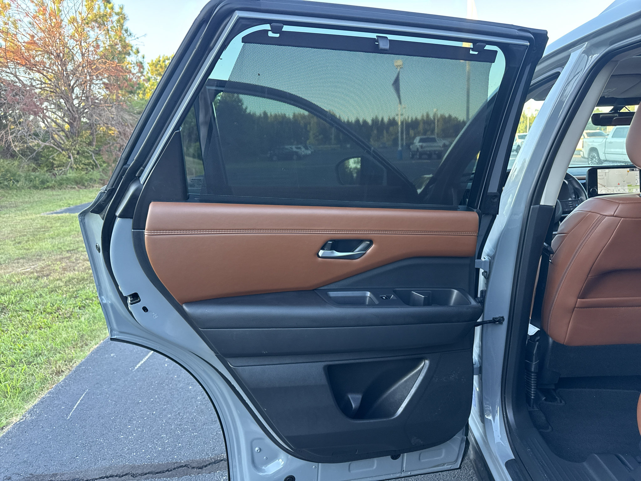 Used 2025 Nissan Pathfinder Platinum w/ Black Appearance Package FWD image 11