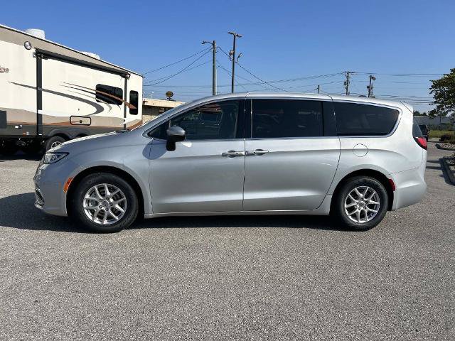 Used 2023 Chrysler Pacifica Touring-L FWD image 7