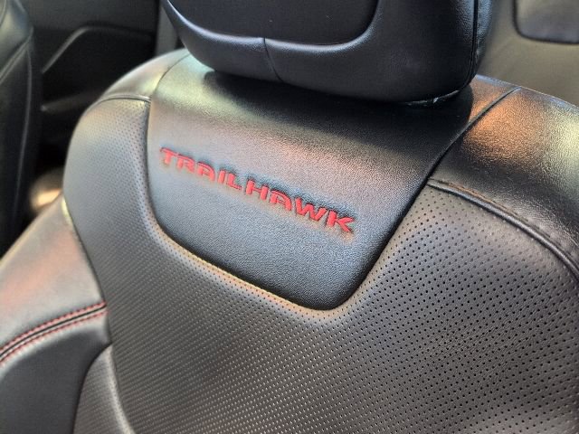 Used 2022 Jeep Cherokee Trailhawk w/ Trailhawk Elite Value Package AWD/4WD image 12