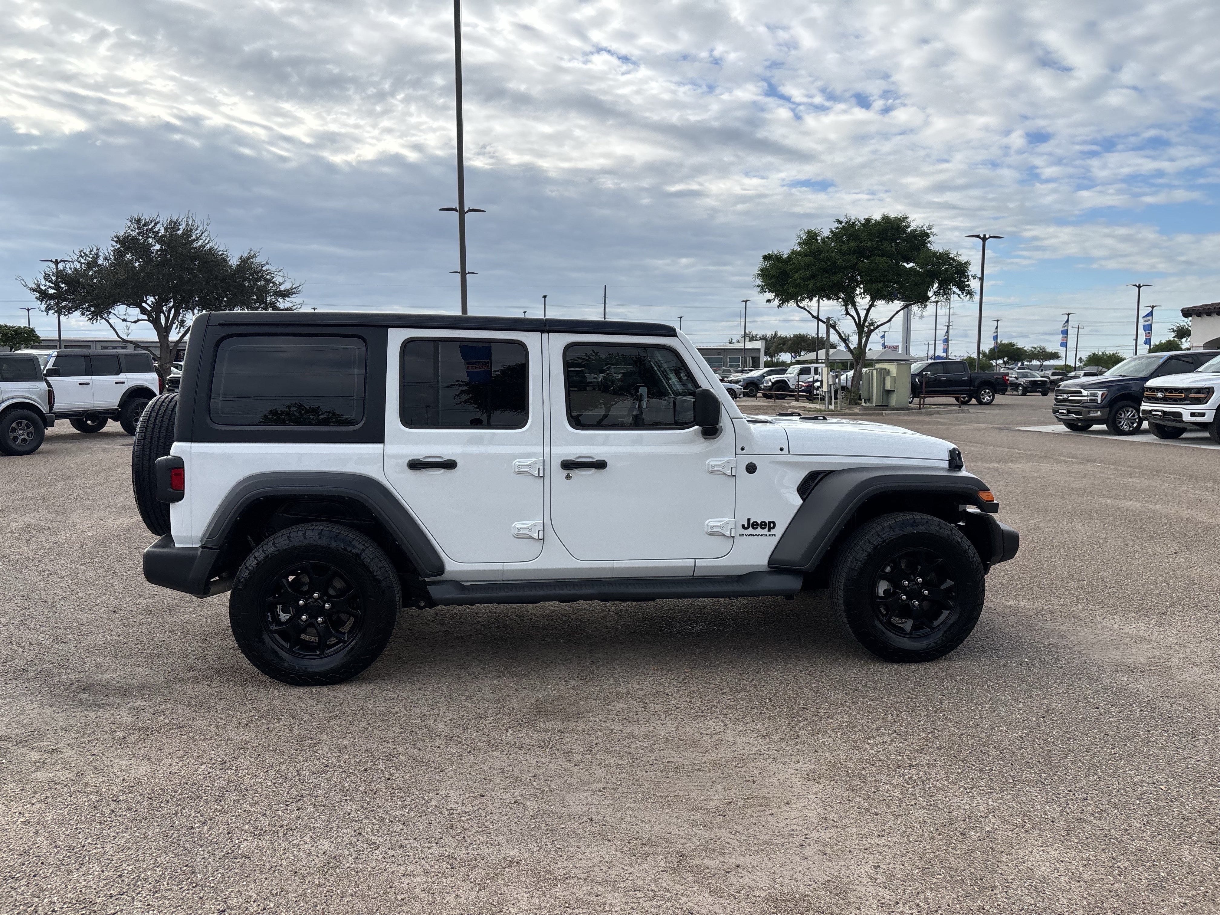 Used 2025 Jeep Wrangler Unlimited Sport AWD/4WD image 4