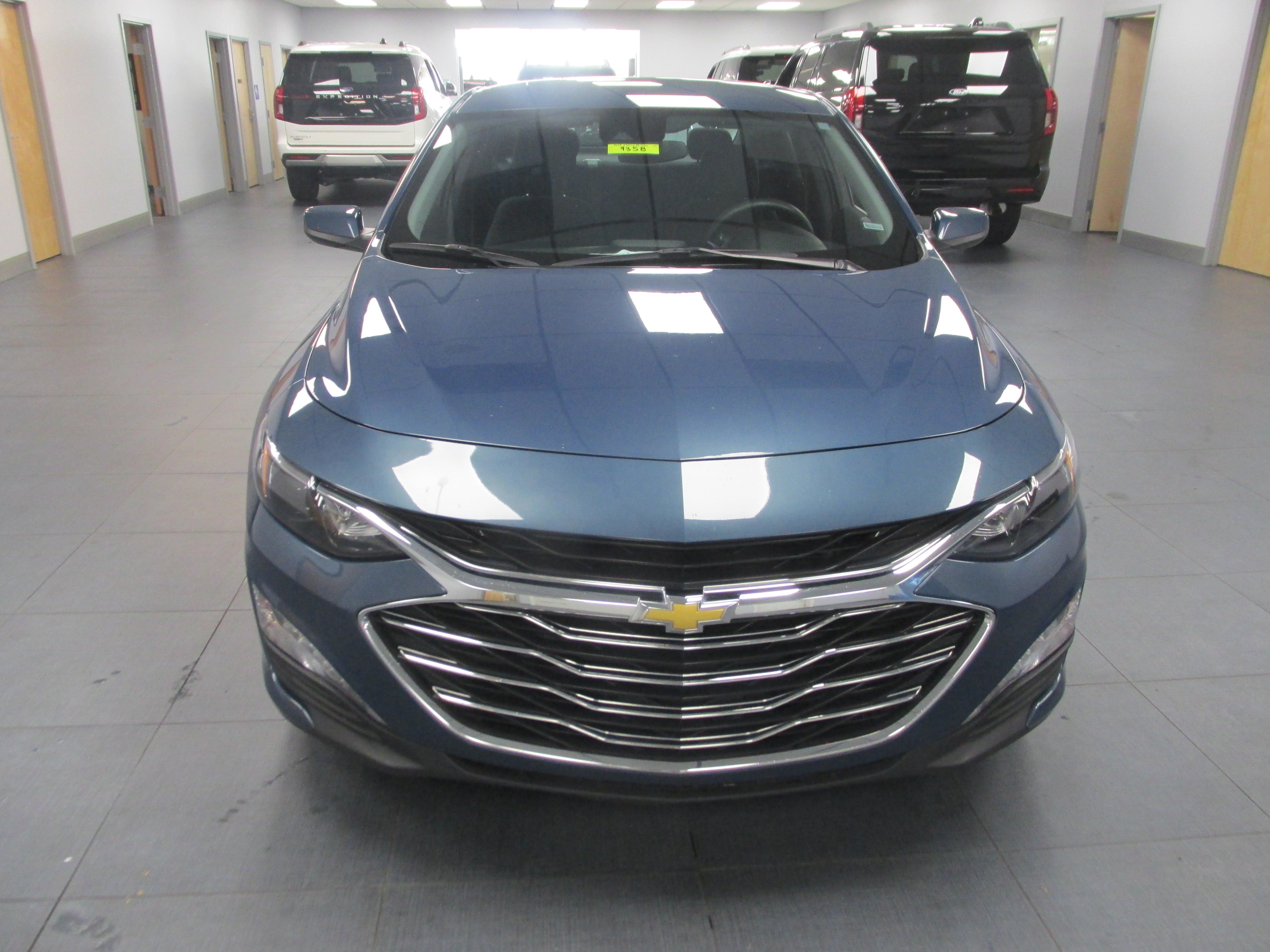 Used 2025 Chevrolet Malibu LT FWD image 2