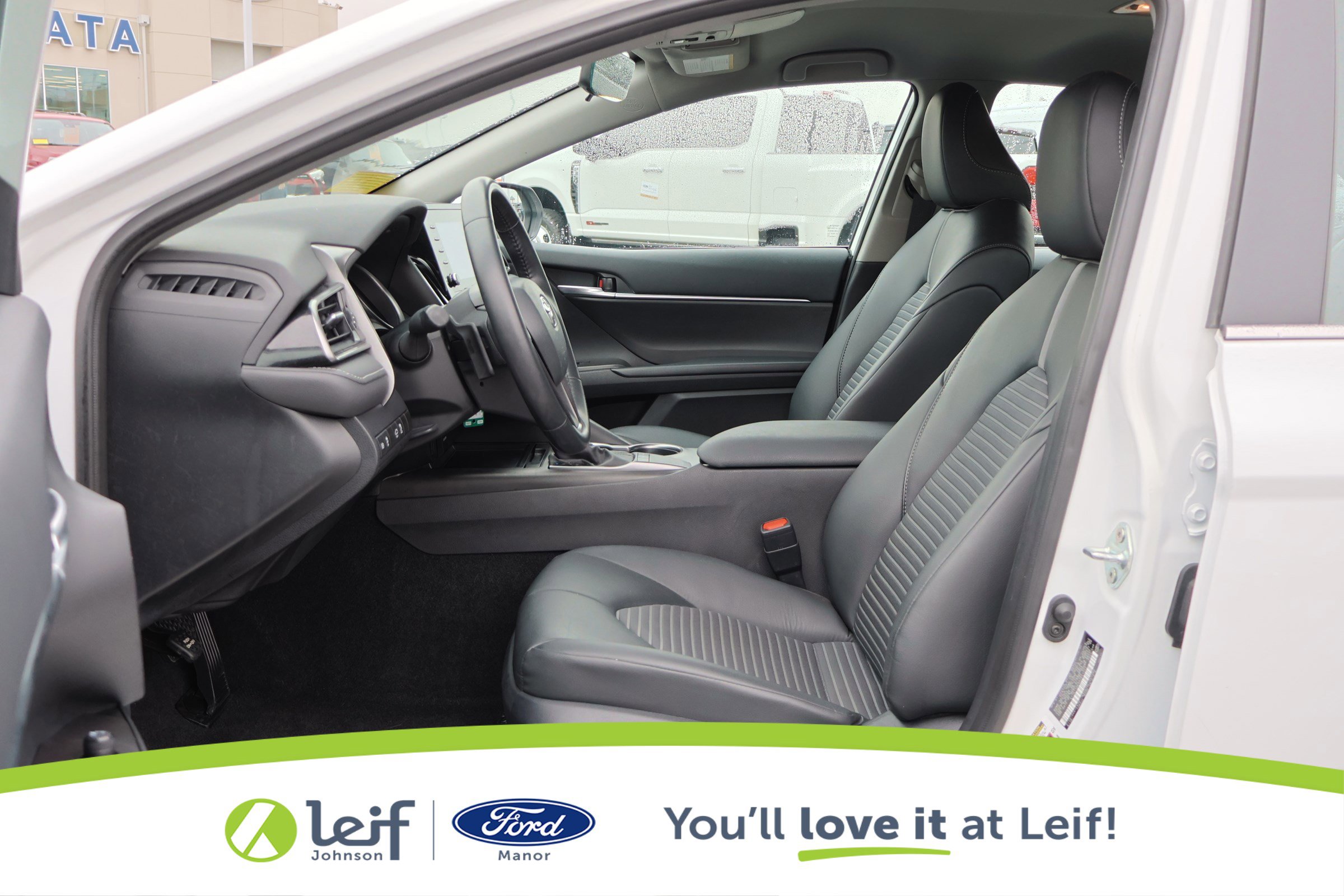 Used 2024 Toyota Camry SE image 11