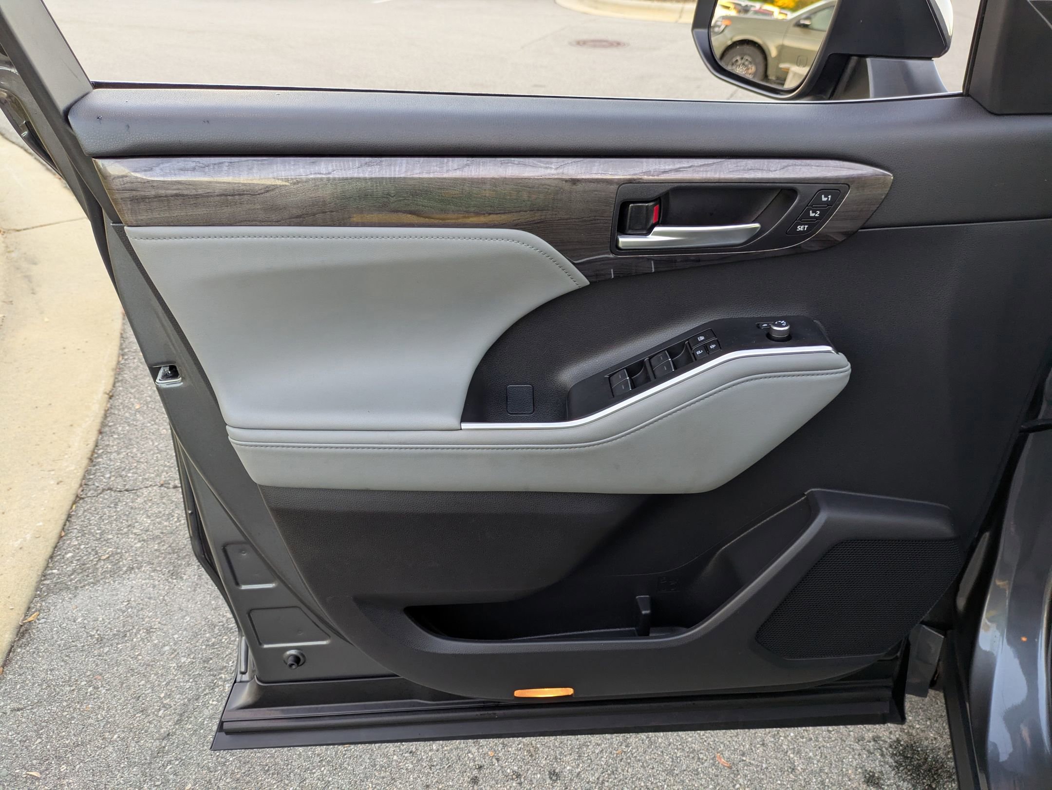 Used 2023 Toyota Highlander Platinum image 15