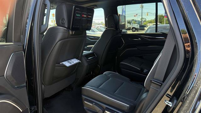 Used 2024 Cadillac Escalade Premium Luxury AWD/4WD image 28