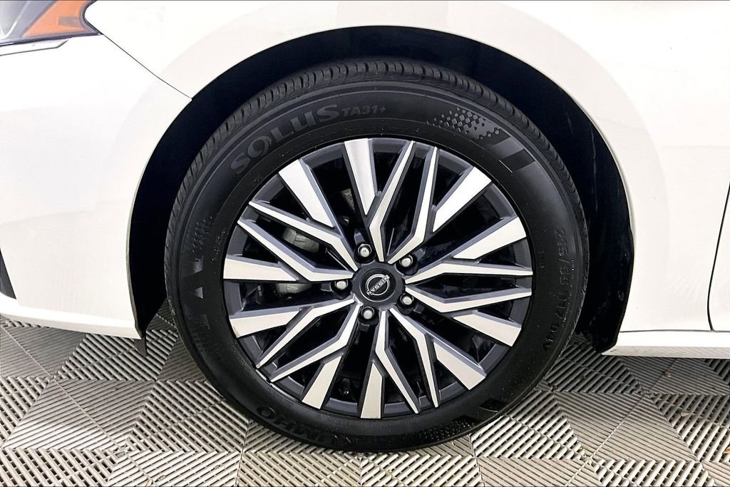 Used 2025 Nissan Altima 2.5 SV FWD image 7