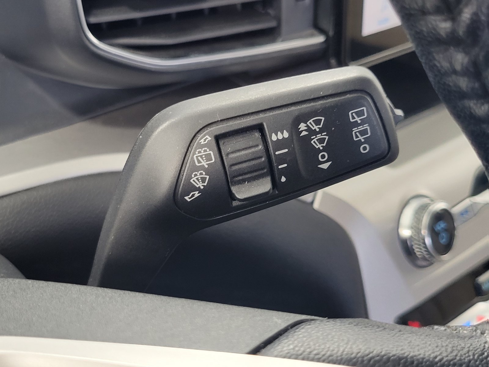 Certified 2022 Ford Explorer XLT w/ Equipment Group 202A AWD/4WD image 18