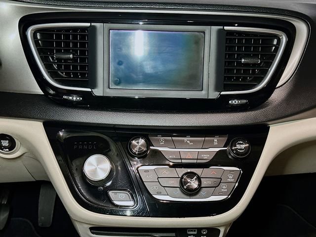 Used 2020 Chrysler Pacifica Touring-L image 13