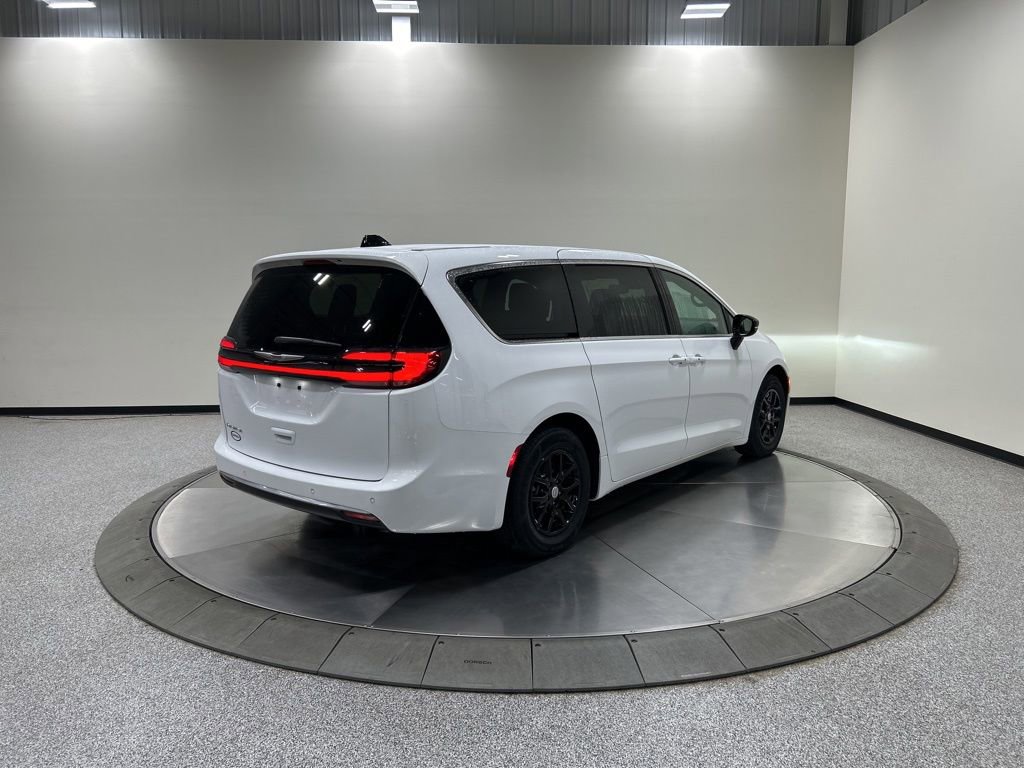 Used 2025 Chrysler Pacifica Select FWD image 6