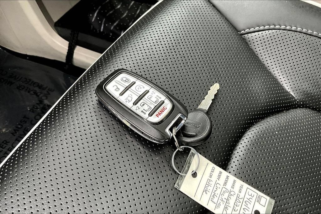 Used 2022 Chrysler Pacifica Limited AWD/4WD image 38