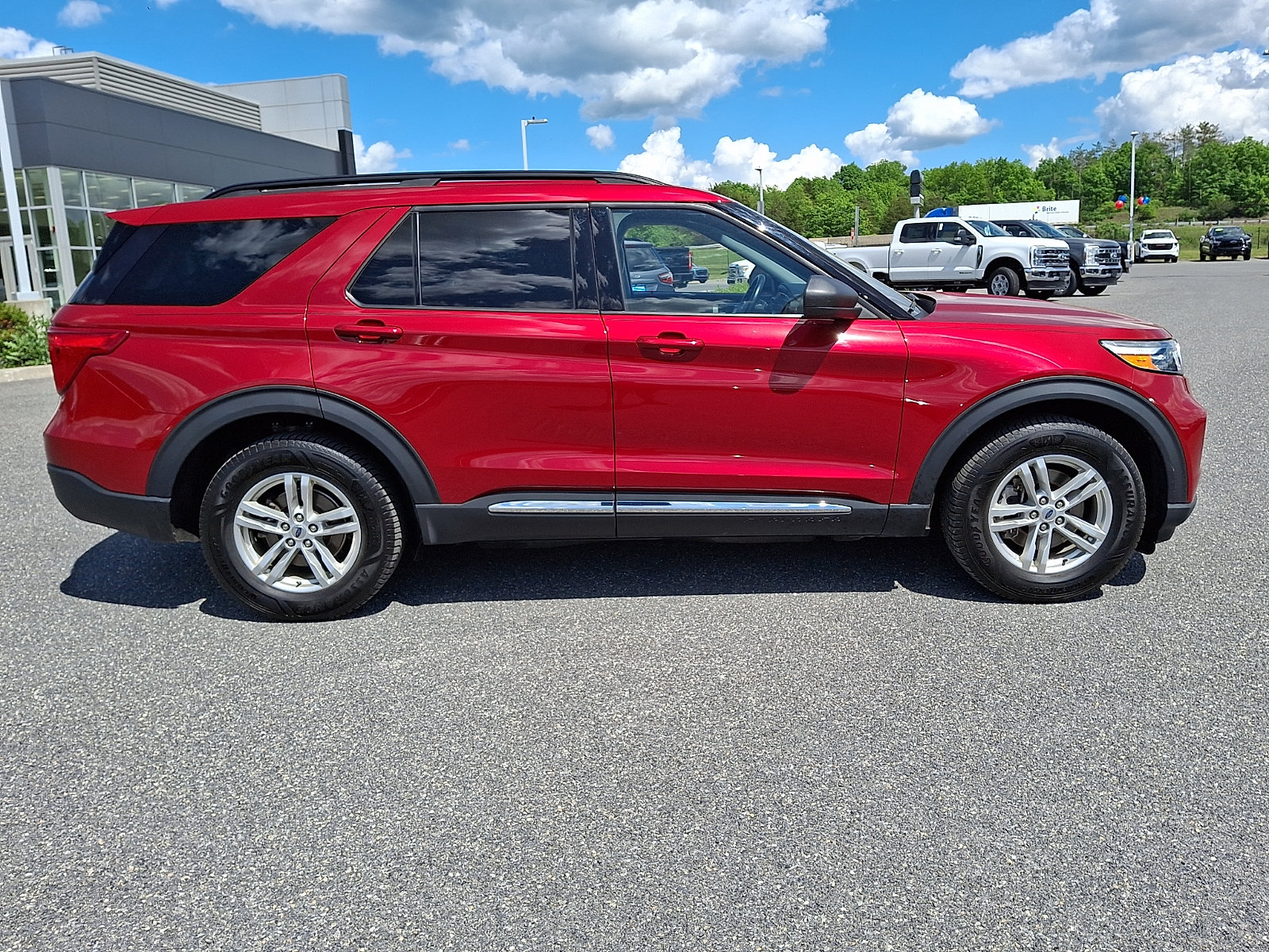 Certified 2022 Ford Explorer XLT w/ Equipment Group 202A AWD/4WD image 7
