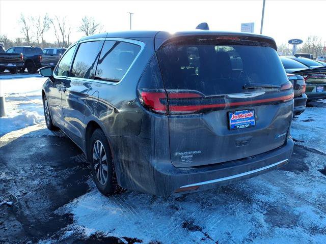 Used 2022 Chrysler Pacifica Touring-L image 4