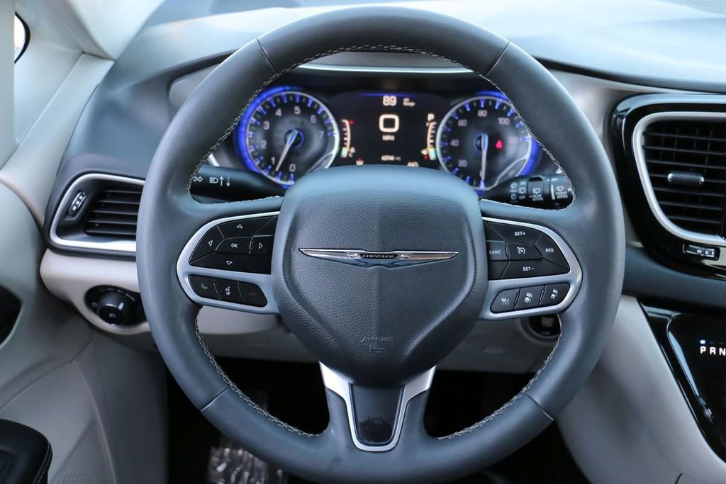Used 2023 Chrysler Pacifica Touring-L FWD image 22
