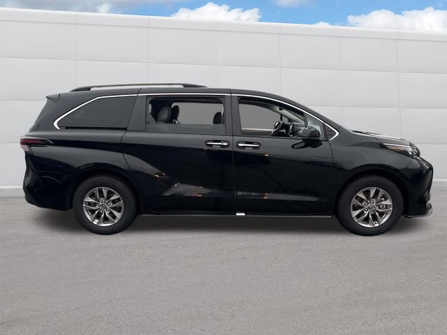 Used 2024 Toyota Sienna XLE image 11