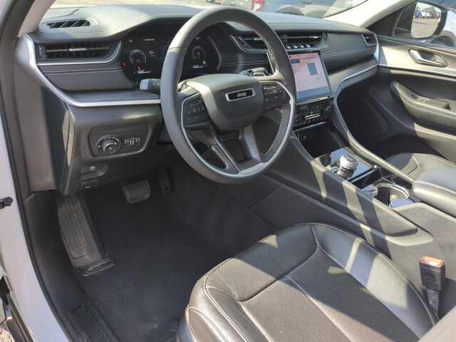 Used 2023 Jeep Grand Cherokee Limited w/ Luxury Tech Group II AWD/4WD image 16