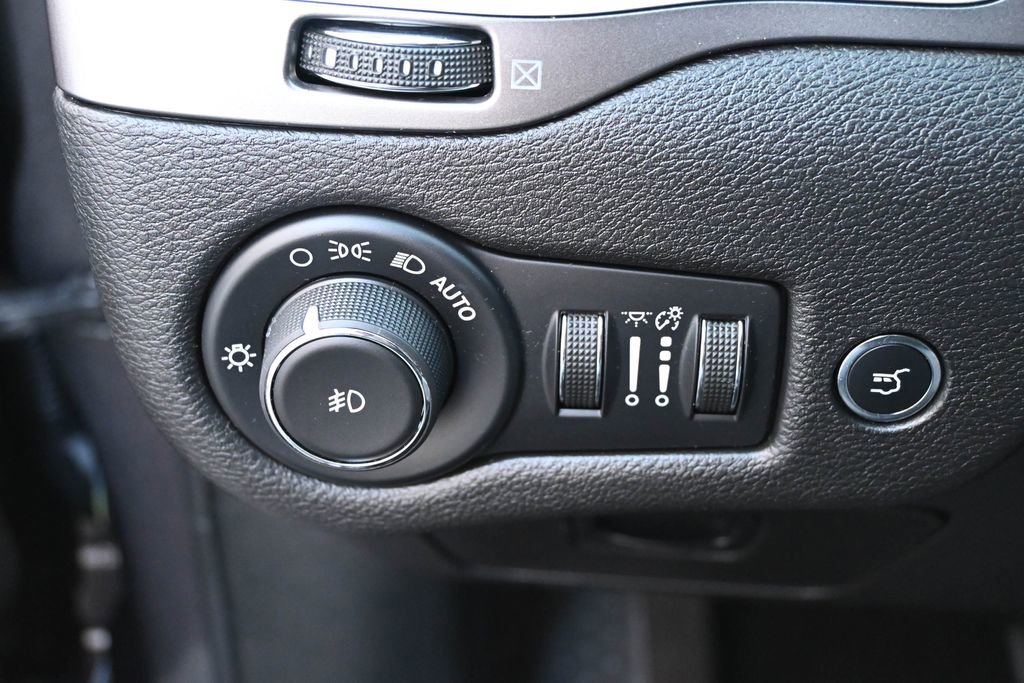 Used 2019 Jeep Cherokee Latitude Plus w/ Comfort/Convenience Group AWD/4WD image 33