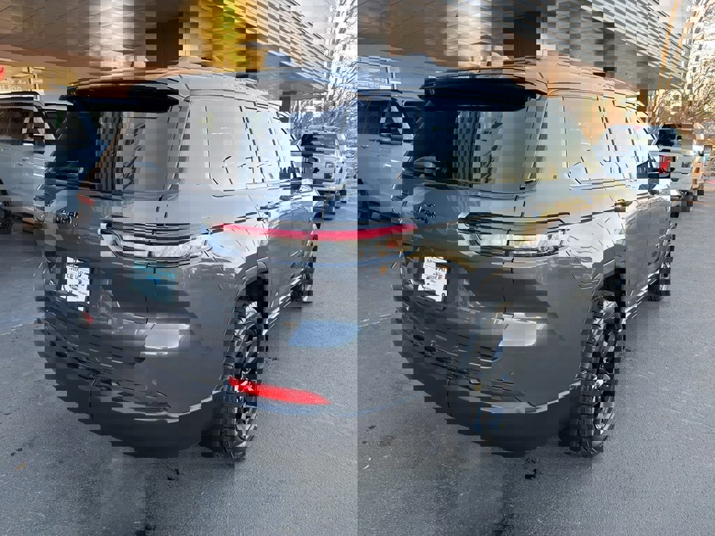 Used 2023 Jeep Grand Cherokee L Laredo image 4