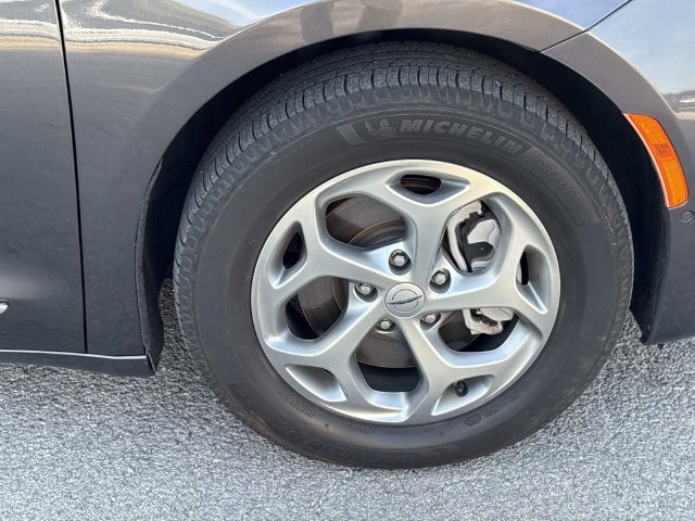 Used 2022 Chrysler Pacifica Limited w/ Uconnect Theater Family Group AWD/4WD image 9