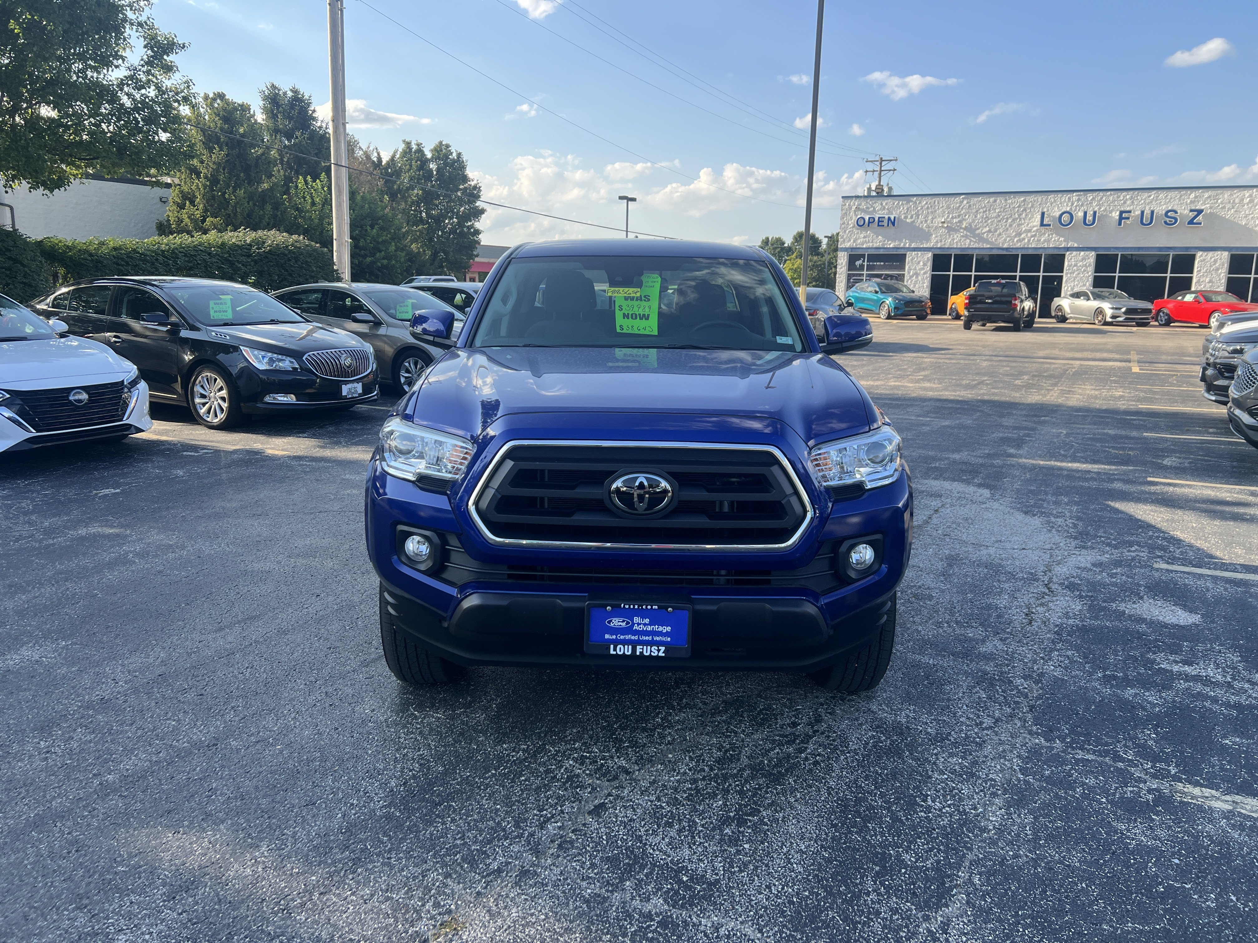 Used 2023 Toyota Tacoma SR5 w/ Technology Package AWD/4WD image 3