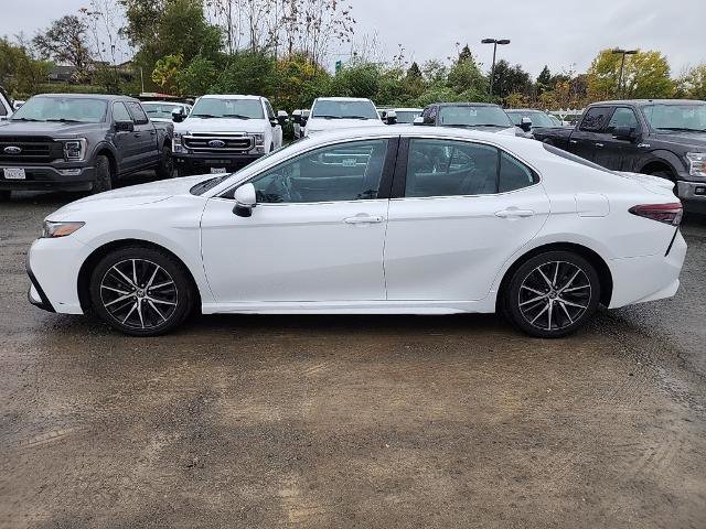 Used 2023 Toyota Camry SE image 2