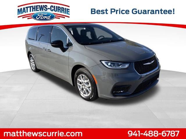 Used 2025 Chrysler Pacifica Select image 6
