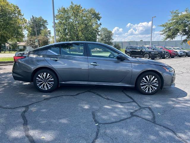 Used 2025 Nissan Altima 2.5 SV FWD image 8