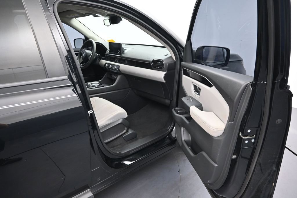 Used 2023 Honda Pilot LX image 16
