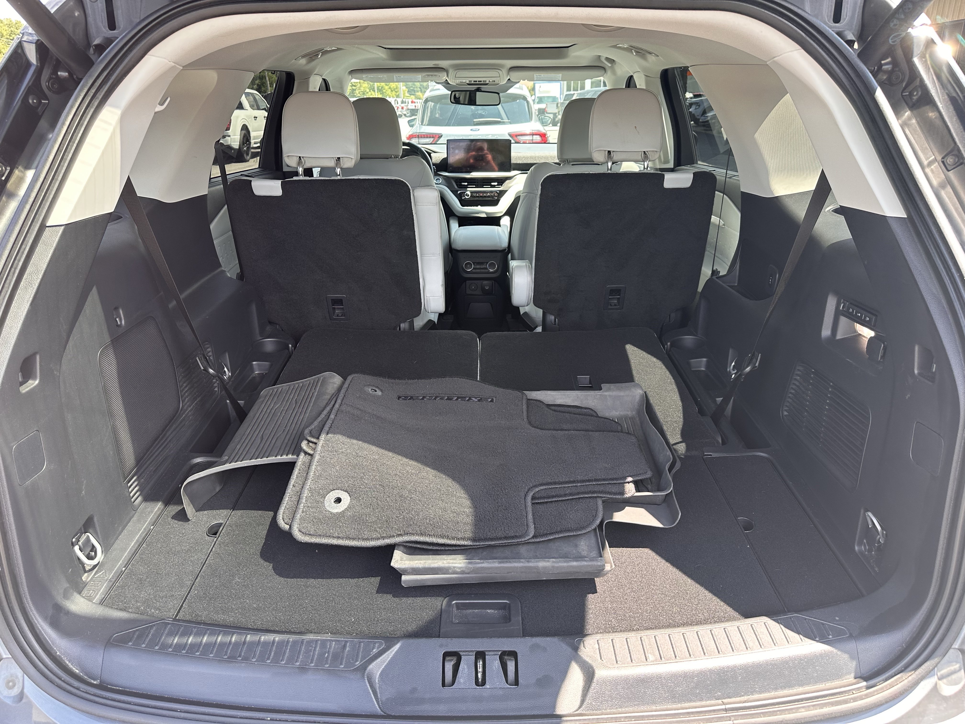 Certified 2025 Ford Explorer Platinum w/ Ultimate Package AWD/4WD image 17