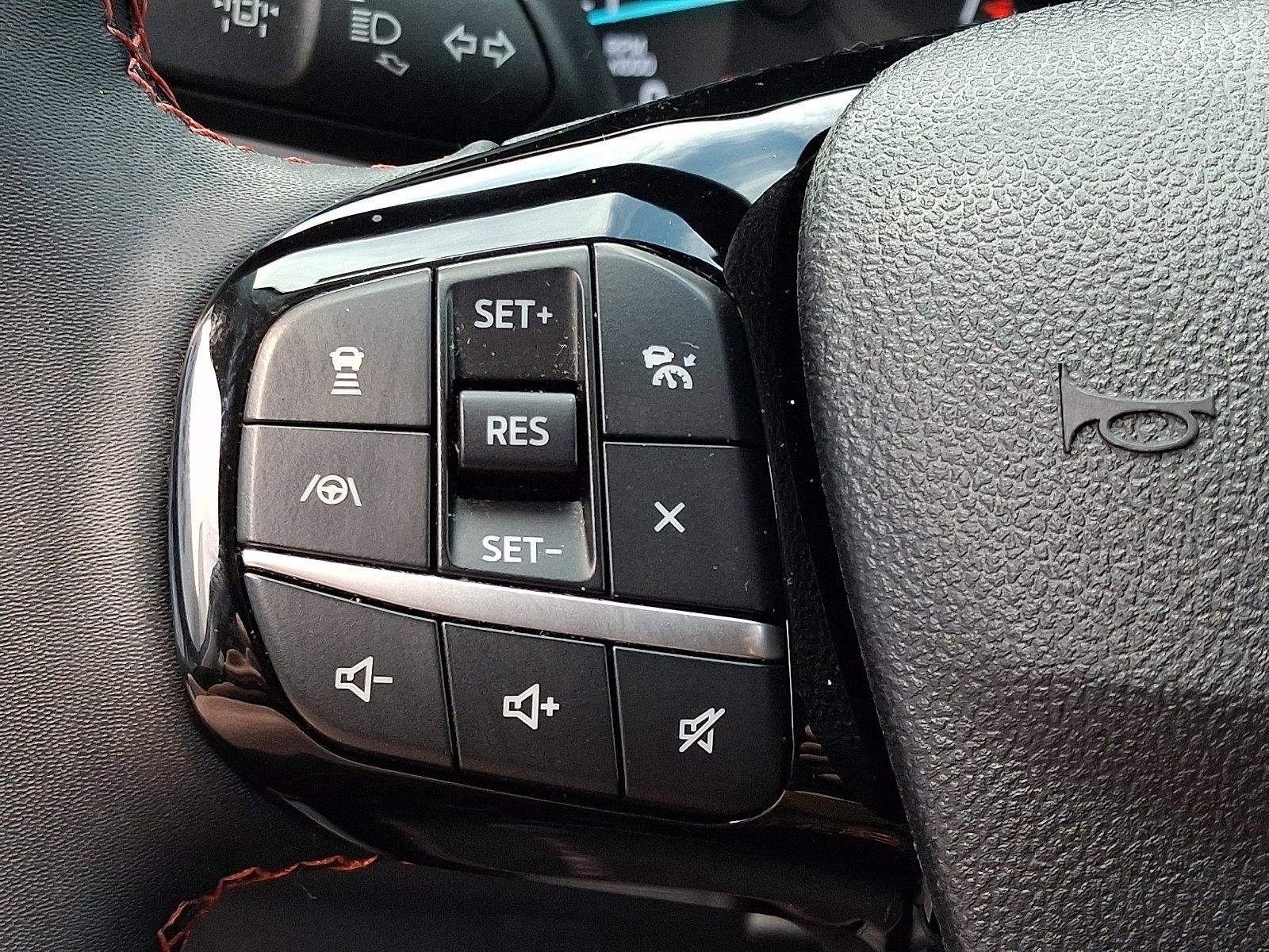 Certified 2022 Ford Escape SEL w/ SEL Stealth AWD Package image 24