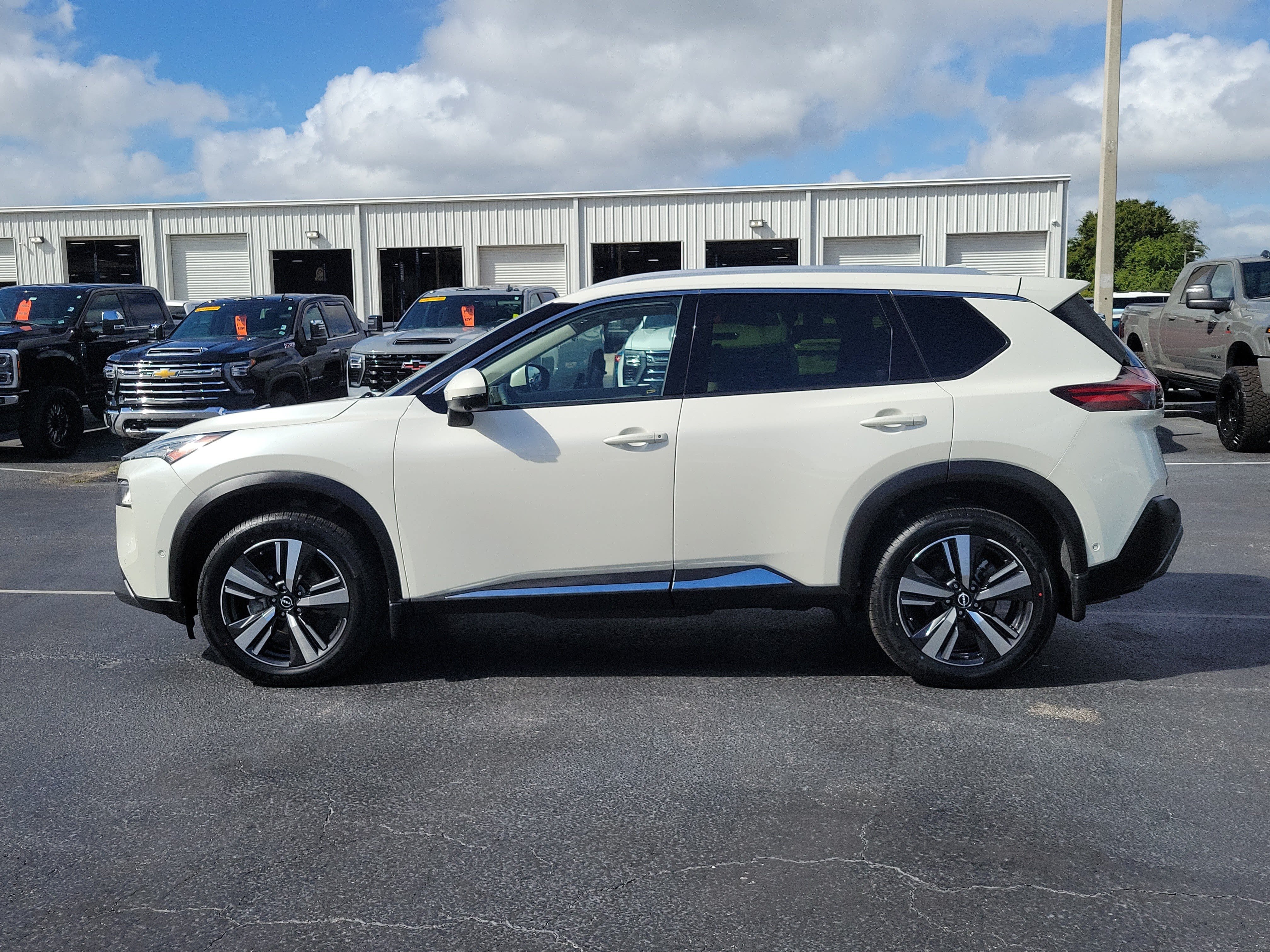 Used 2023 Nissan Rogue SL w/ SL Premium Package FWD image 6