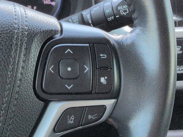 Used 2018 Toyota Highlander XLE AWD/4WD image 25