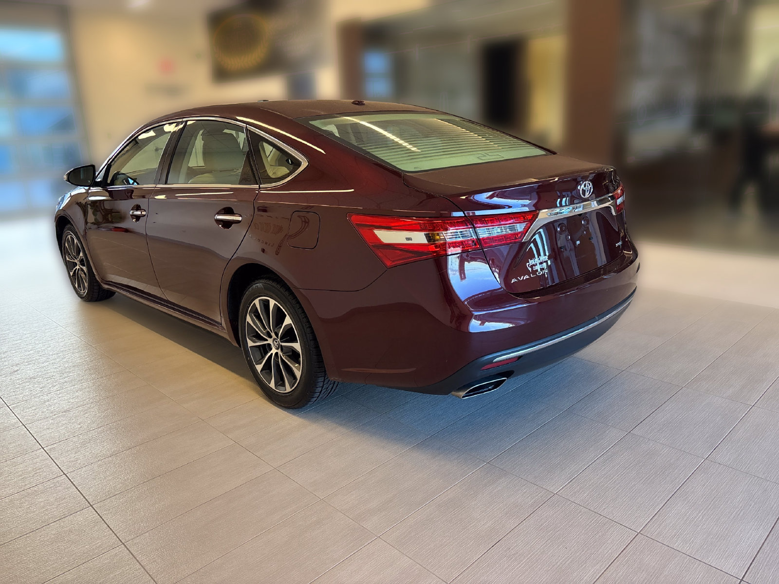 Used 2018 Toyota Avalon XLE w/ All Weather Liner Package FWD image 3