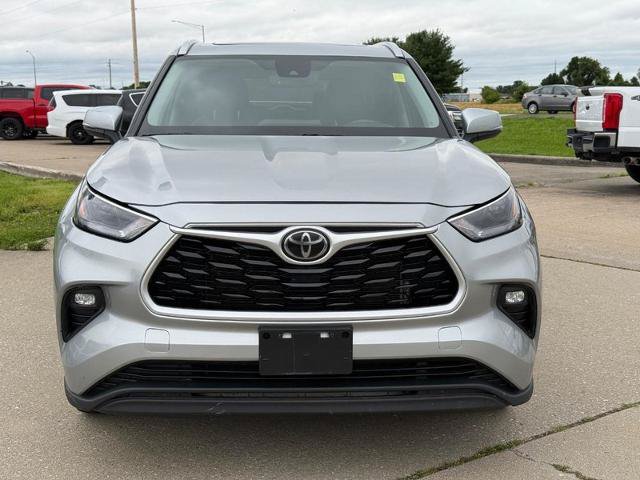 Used 2022 Toyota Highlander XLE AWD/4WD image 8