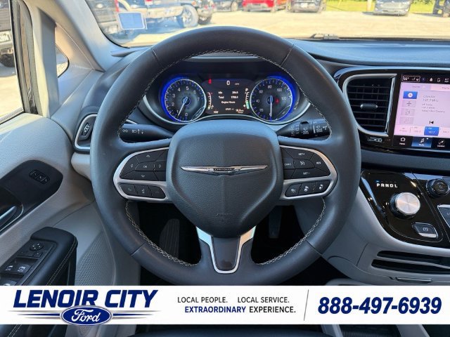 Used 2024 Chrysler Pacifica Touring-L FWD image 26