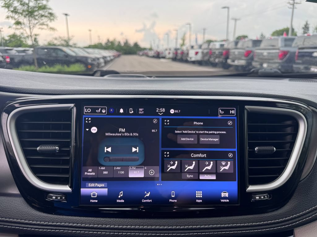 Used 2023 Chrysler Pacifica Touring-L FWD image 22