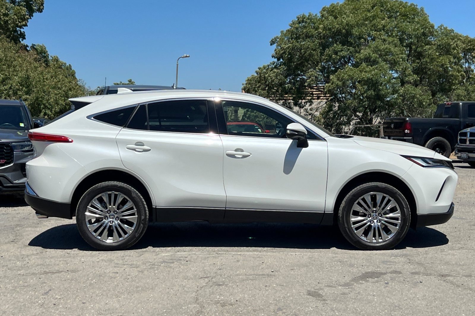 Used 2022 Toyota Venza Limited AWD/4WD image 3