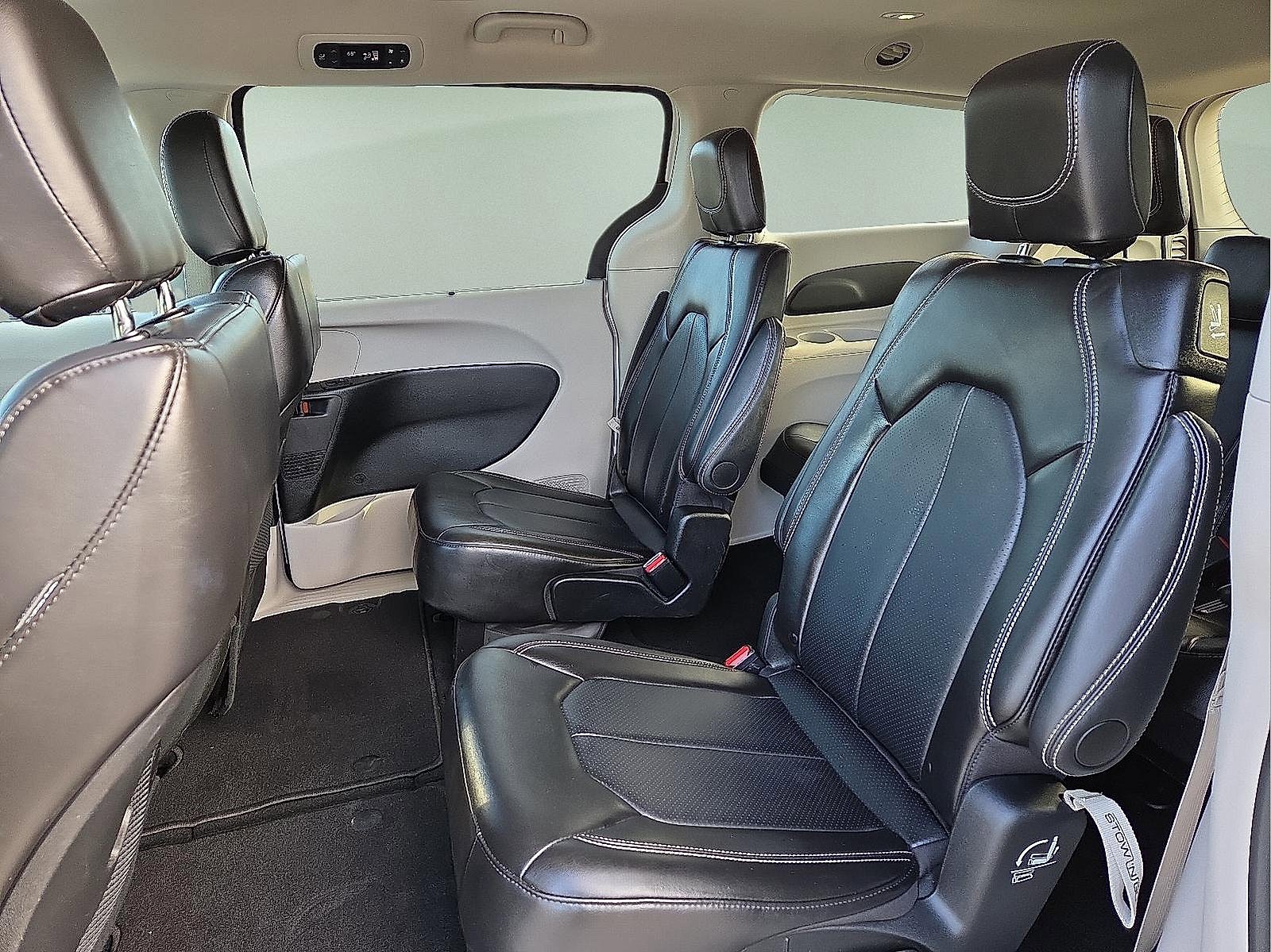 Used 2024 Chrysler Pacifica Touring-L image 11