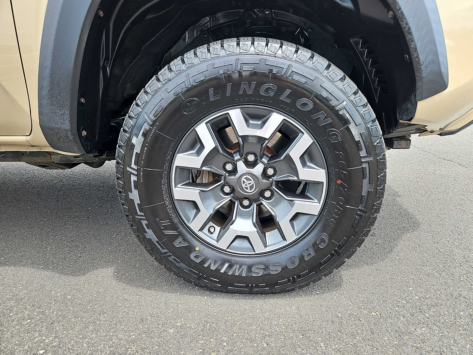 Used 2018 Toyota Tacoma TRD Off-Road w/ Technology Package AWD/4WD image 8
