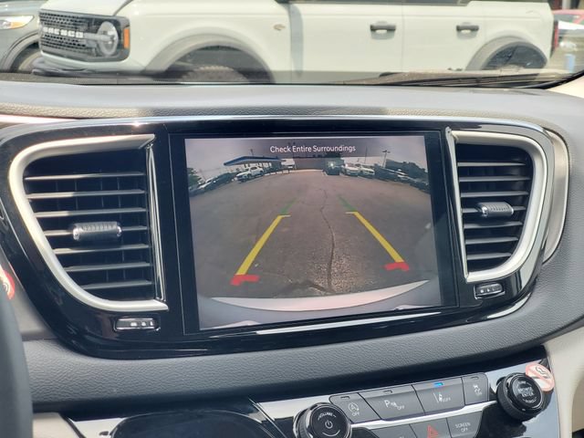 Used 2023 Chrysler Pacifica Touring-L FWD image 20